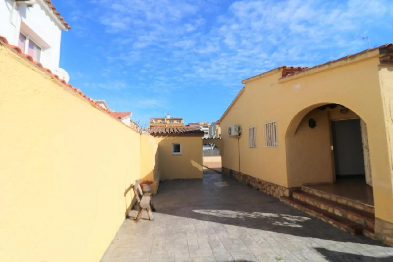 Montseny 3 Villa Empuriabrava Spain